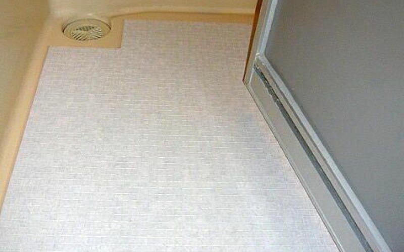浴室の床のひんやりを解消できる長尺シートの施工事例です。浜松市中区佐鳴台