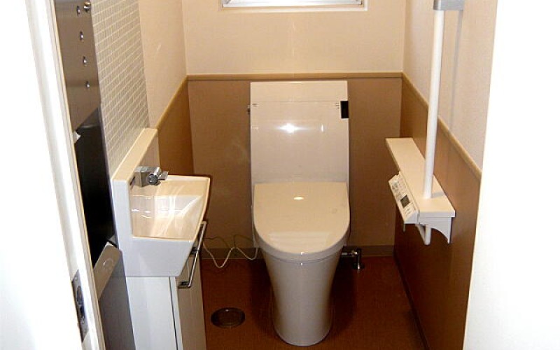 トイレリフォームの施工事例です。節水トイレとメンテナンスを考えて！