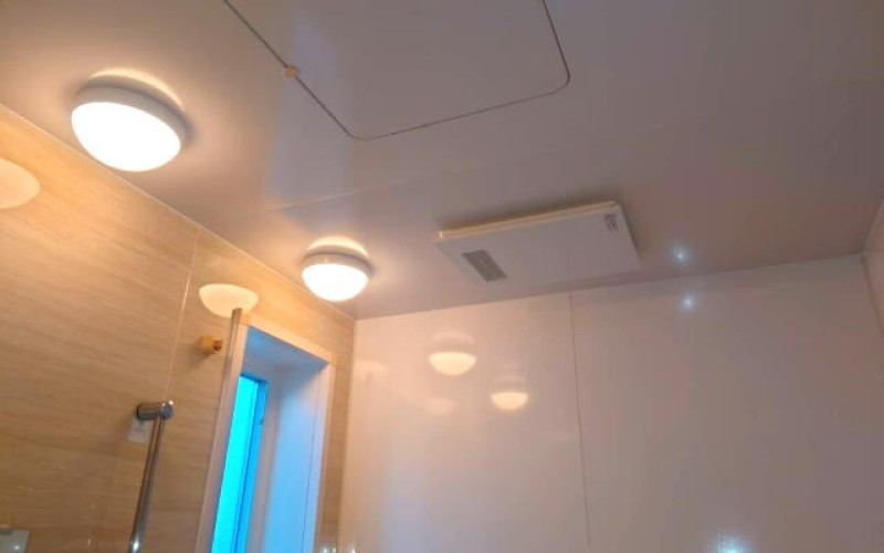 浜松市西区のM様の浴室暖房換気扇と浴室折れ戸の取っ手の交換です。
