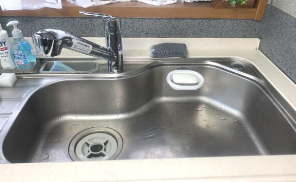 台所水栓の取替施工事例です。浜松市中央区の台所の蛇口を浄水器付きシャワー水栓へのサムネイル
