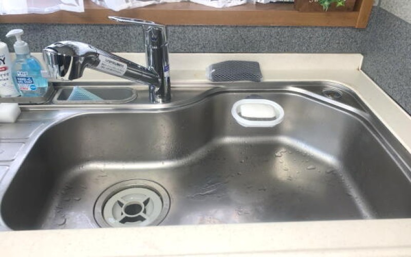 台所水栓の取替施工事例です。浜松市中央区の台所の蛇口を浄水器付きシャワー水栓へ