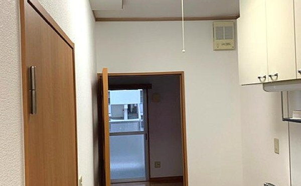 浜松市の自衛隊官舎・社員寮の原状回復工事、クロス貼替はお任せください!のサムネイル
