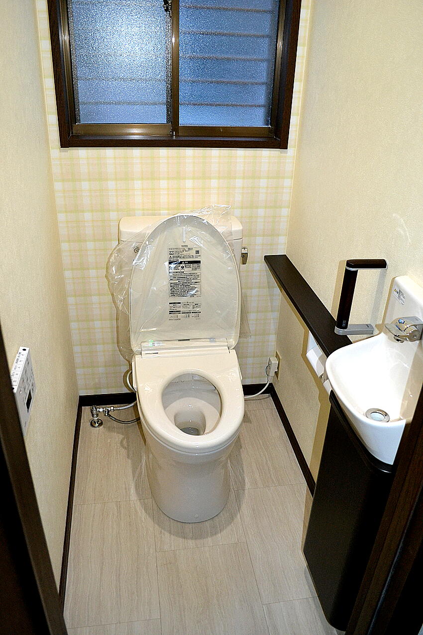 リフォーム浜松のトイレリフォーム手洗い付カウンター施工例です。